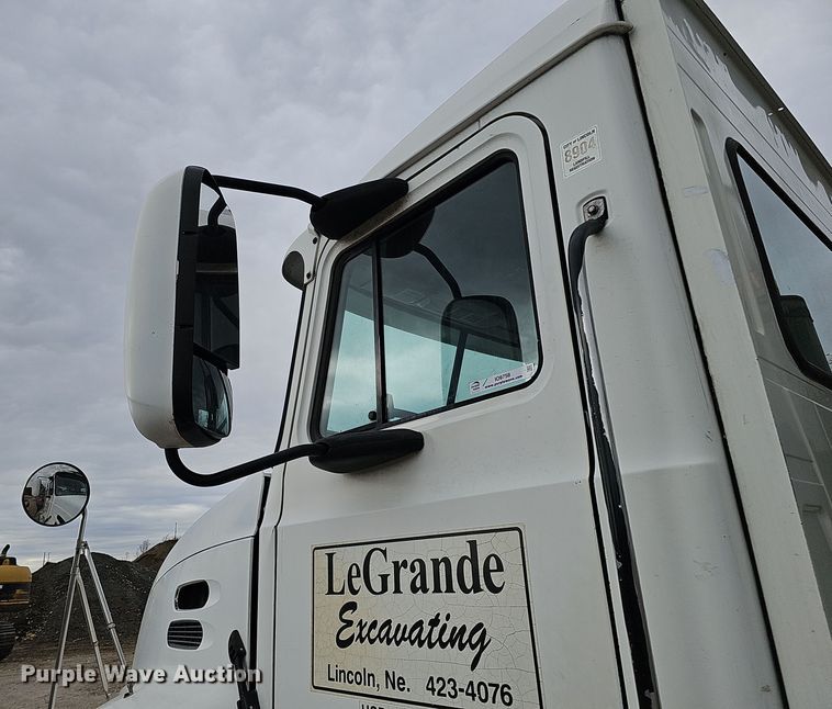 image for item IO9758 2001 Mack CX613 Vision semi truck