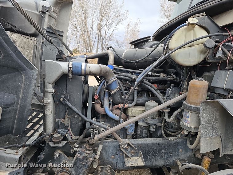 image for item IO9758 2001 Mack CX613 Vision semi truck