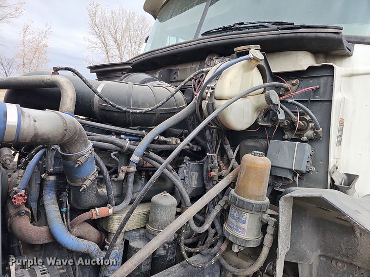 image for item IO9758 2001 Mack CX613 Vision semi truck