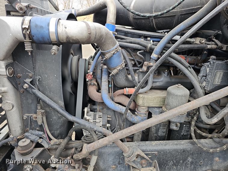 image for item IO9758 2001 Mack CX613 Vision semi truck