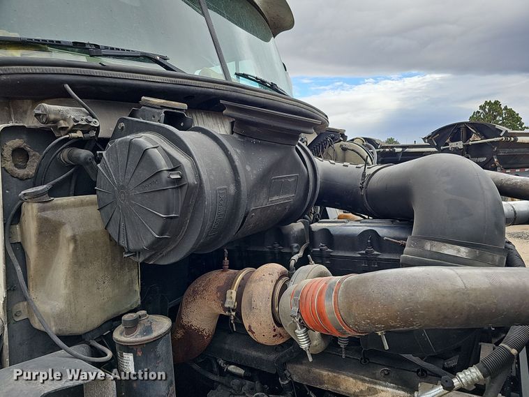 image for item IO9758 2001 Mack CX613 Vision semi truck