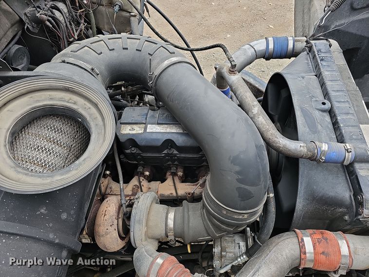 image for item IO9758 2001 Mack CX613 Vision semi truck