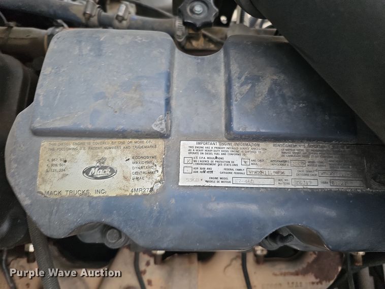 image for item IO9758 2001 Mack CX613 Vision semi truck