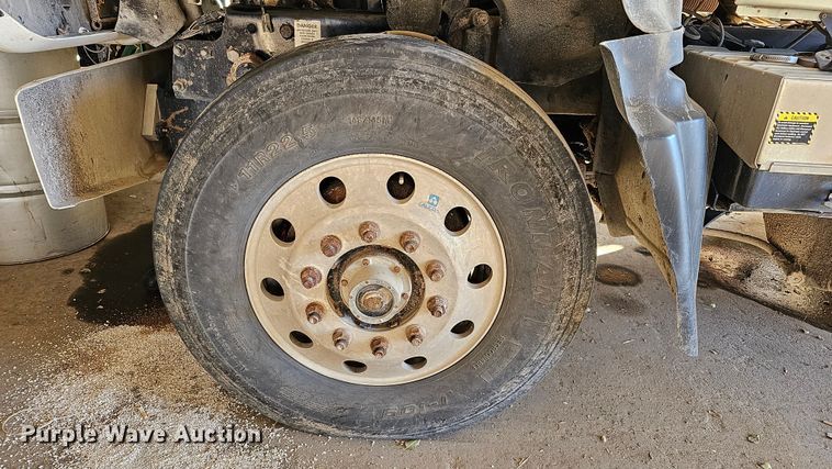 image for item IO9758 2001 Mack CX613 Vision semi truck