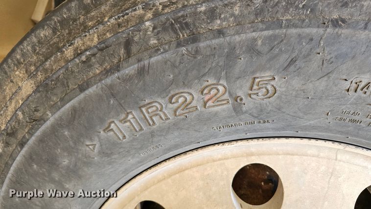 image for item IO9758 2001 Mack CX613 Vision semi truck