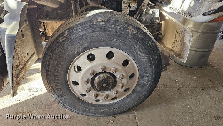 image for item IO9758 2001 Mack CX613 Vision semi truck