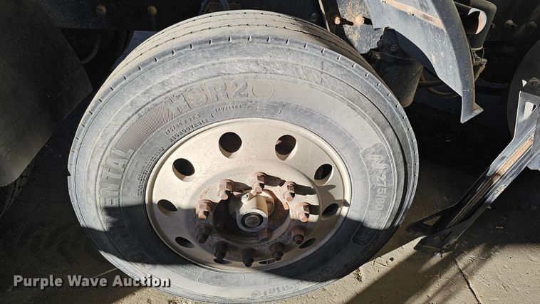 image for item IO9758 2001 Mack CX613 Vision semi truck