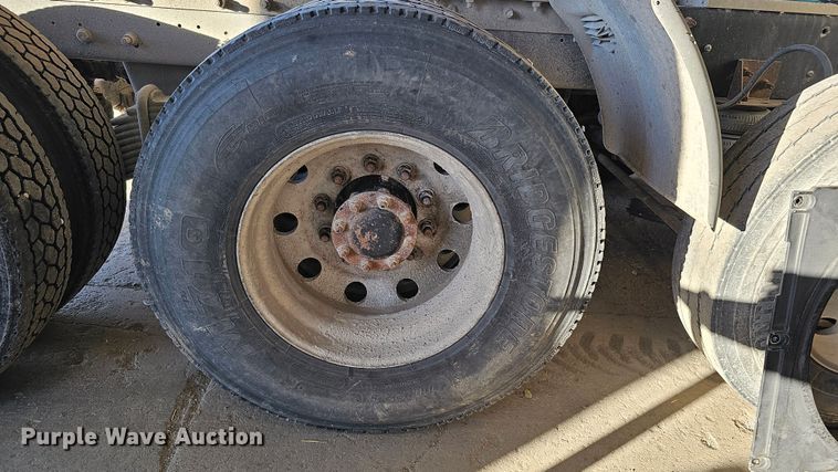 image for item IO9758 2001 Mack CX613 Vision semi truck