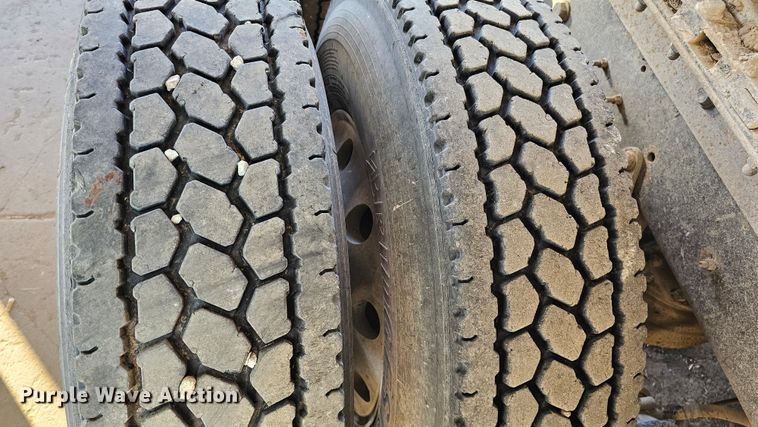 image for item IO9758 2001 Mack CX613 Vision semi truck