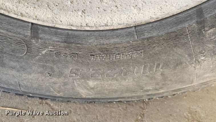 image for item IO9758 2001 Mack CX613 Vision semi truck