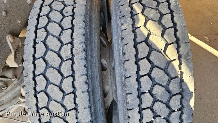 image for item IO9758 2001 Mack CX613 Vision semi truck