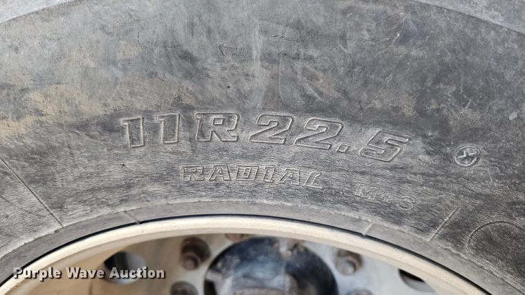 image for item IO9758 2001 Mack CX613 Vision semi truck