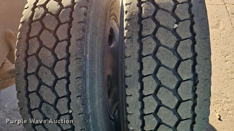 image for item IO9758 2001 Mack CX613 Vision semi truck