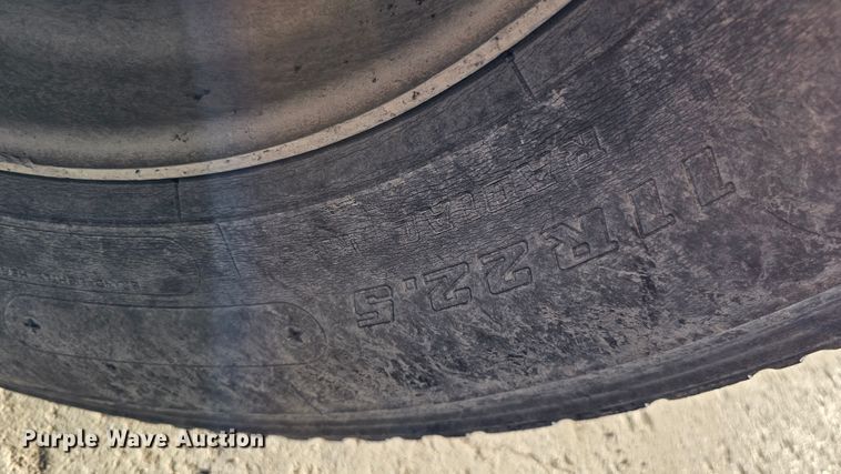 image for item IO9758 2001 Mack CX613 Vision semi truck