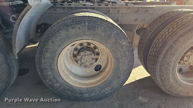 image for item IO9758 2001 Mack CX613 Vision semi truck