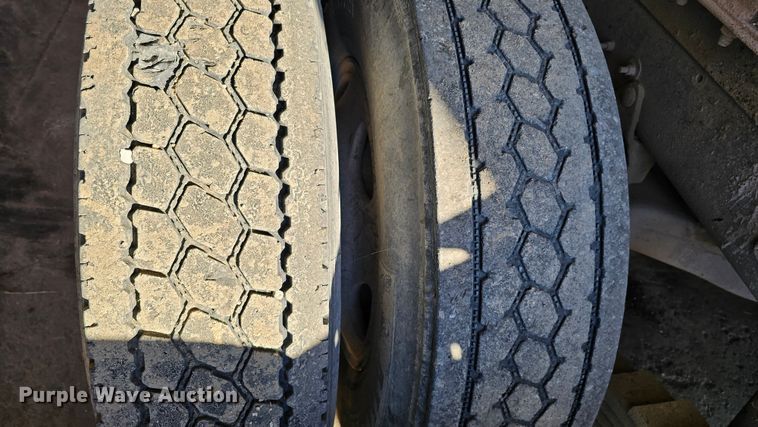 image for item IO9758 2001 Mack CX613 Vision semi truck