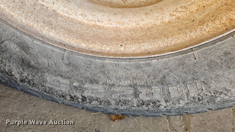 image for item IO9758 2001 Mack CX613 Vision semi truck