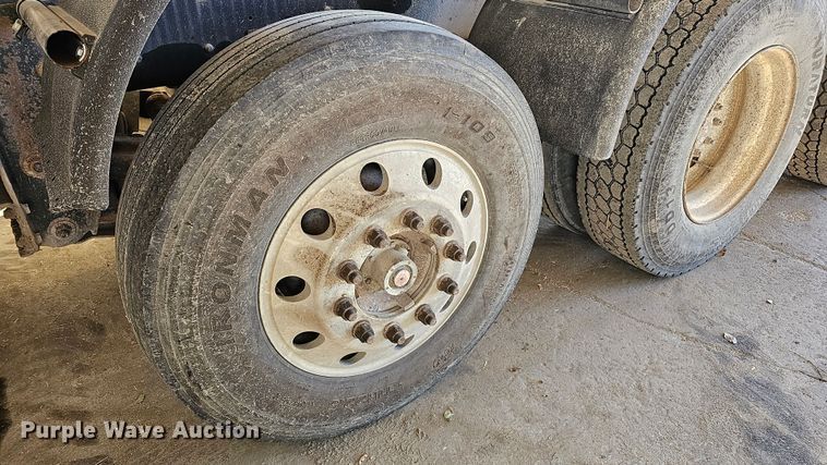 image for item IO9758 2001 Mack CX613 Vision semi truck