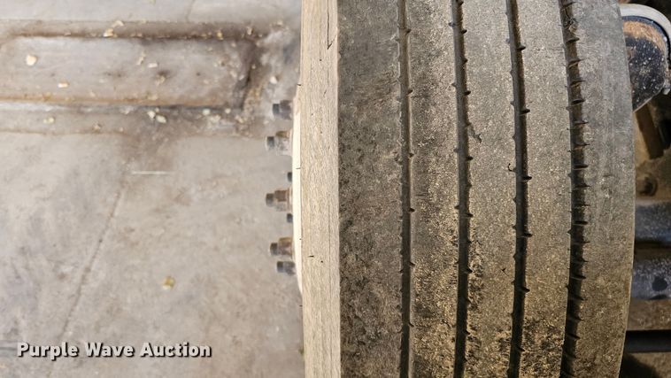 image for item IO9758 2001 Mack CX613 Vision semi truck