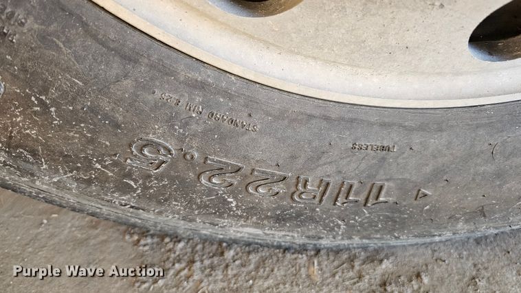 image for item IO9758 2001 Mack CX613 Vision semi truck