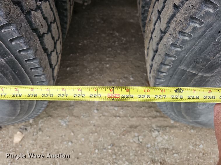 image for item IO9758 2001 Mack CX613 Vision semi truck