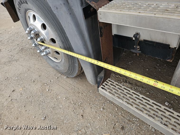 image for item IO9758 2001 Mack CX613 Vision semi truck