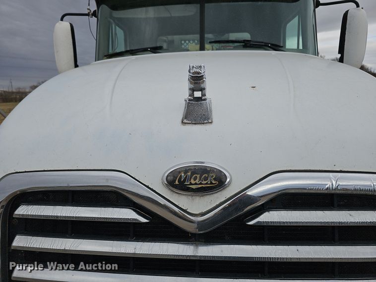 image for item IO9758 2001 Mack CX613 Vision semi truck