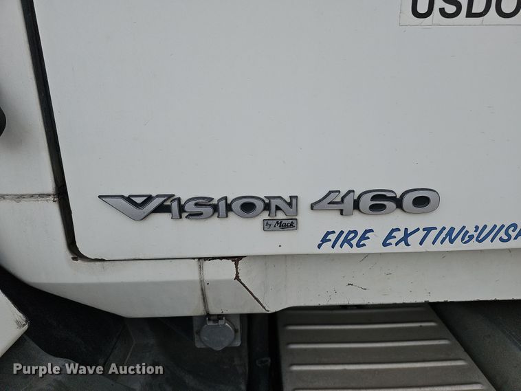 image for item IO9758 2001 Mack CX613 Vision semi truck