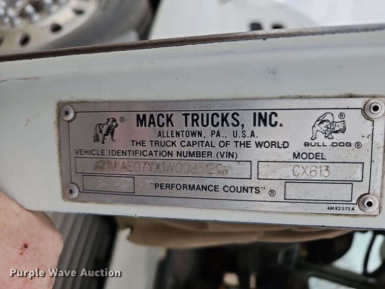 image for item IO9758 2001 Mack CX613 Vision semi truck