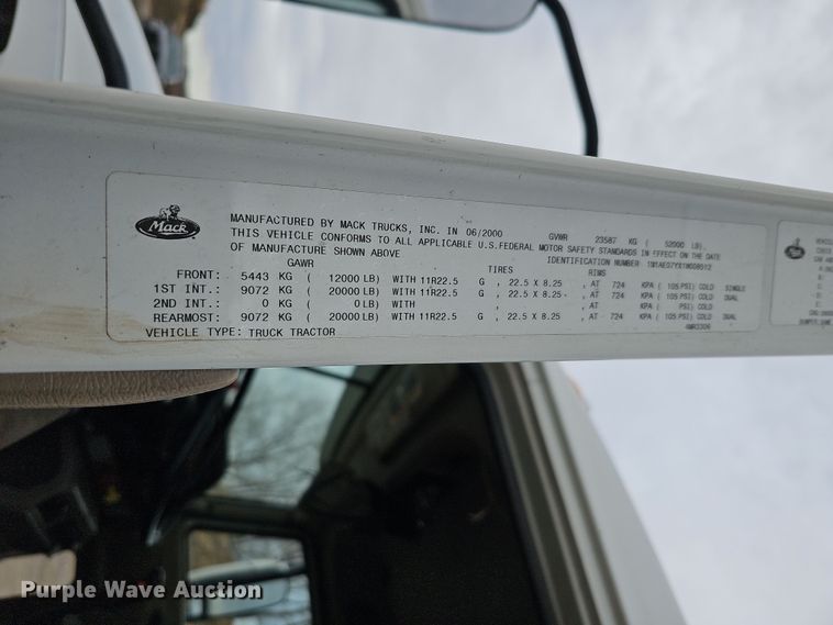 image for item IO9758 2001 Mack CX613 Vision semi truck