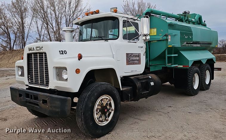 image for item IO9759 1990 Mack RD690S water truck