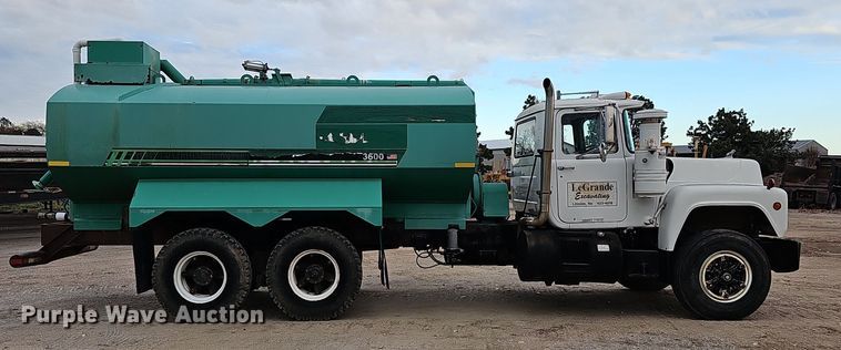 image for item IO9759 1990 Mack RD690S water truck