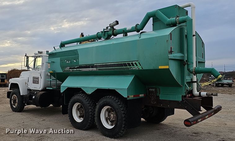 image for item IO9759 1990 Mack RD690S water truck