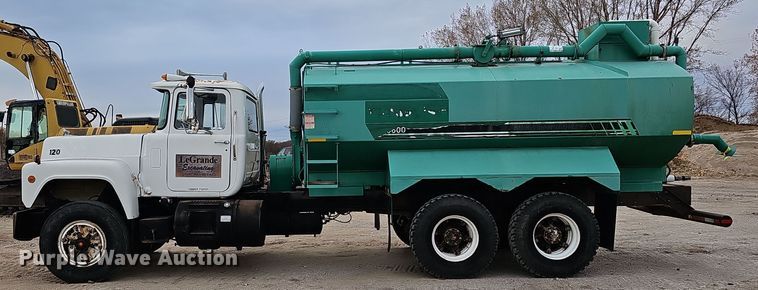 image for item IO9759 1990 Mack RD690S water truck