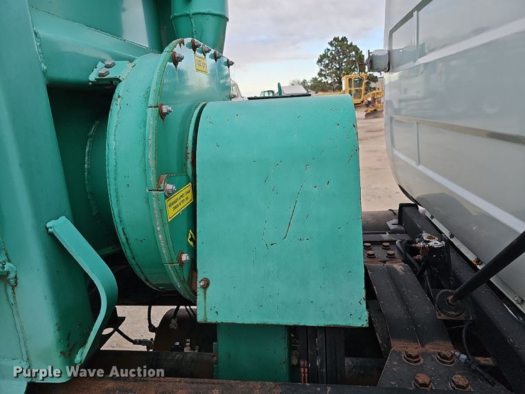 image for item IO9759 1990 Mack RD690S water truck