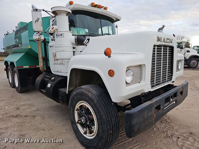 image for item IO9759 1990 Mack RD690S water truck