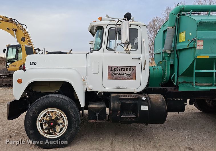 image for item IO9759 1990 Mack RD690S water truck