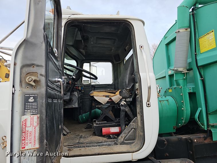 image for item IO9759 1990 Mack RD690S water truck