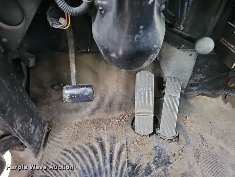 image for item IO9759 1990 Mack RD690S water truck