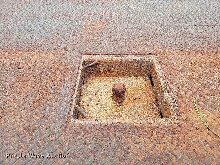 image for item IO9760 1995 Ford F350 XL flatbed pickup truck