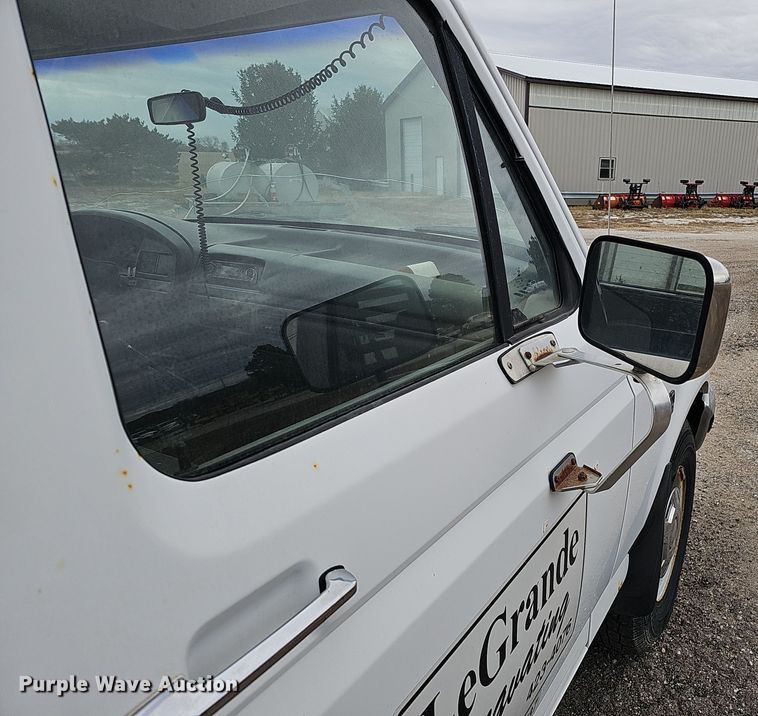 image for item IO9760 1995 Ford F350 XL flatbed pickup truck