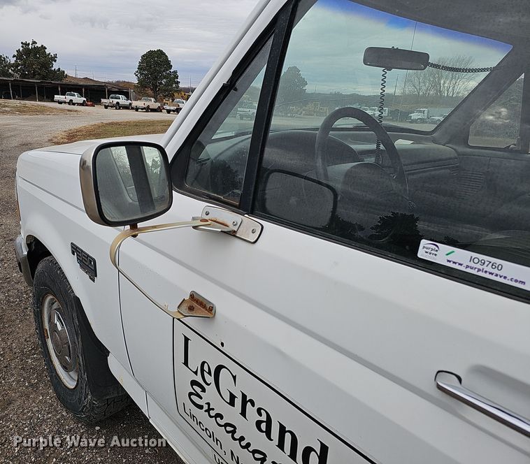 image for item IO9760 1995 Ford F350 XL flatbed pickup truck