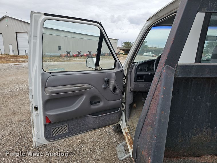 image for item IO9760 1995 Ford F350 XL flatbed pickup truck