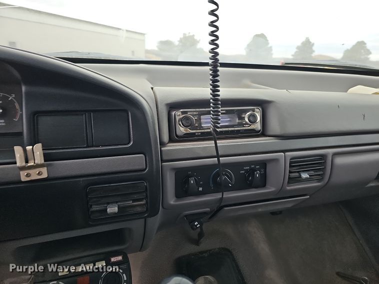 image for item IO9760 1995 Ford F350 XL flatbed pickup truck