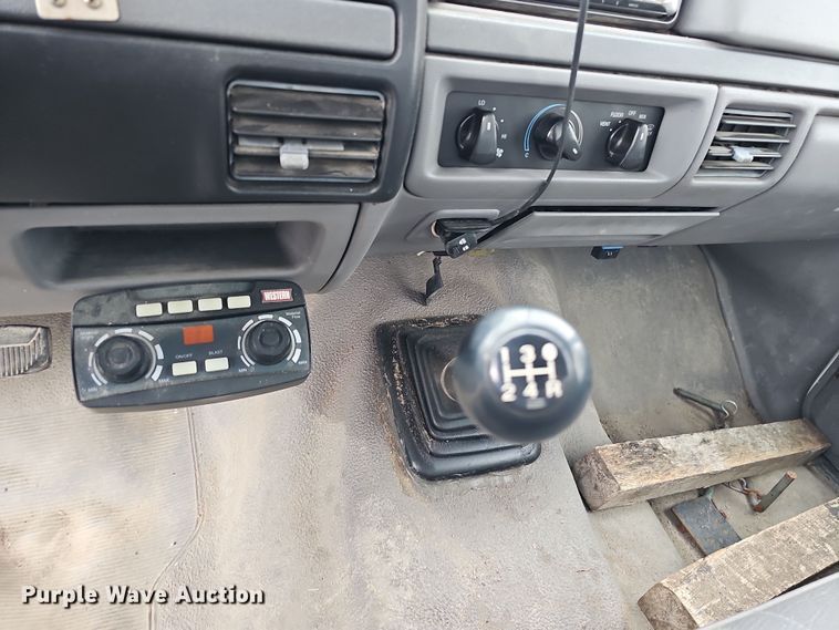 image for item IO9760 1995 Ford F350 XL flatbed pickup truck