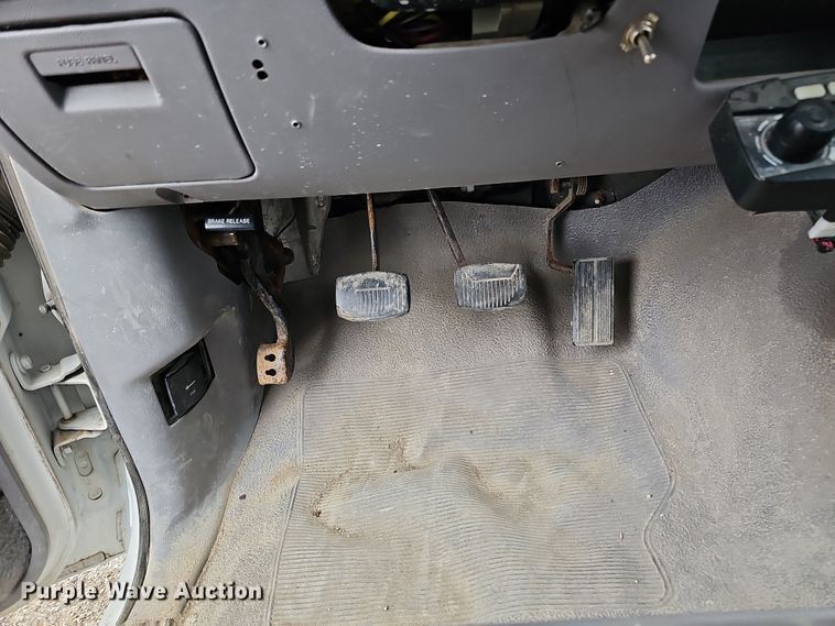 image for item IO9760 1995 Ford F350 XL flatbed pickup truck