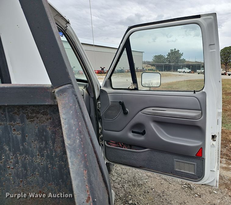 image for item IO9760 1995 Ford F350 XL flatbed pickup truck