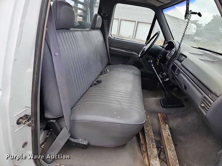 image for item IO9760 1995 Ford F350 XL flatbed pickup truck