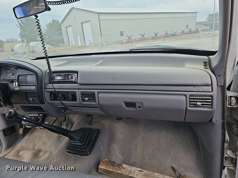 image for item IO9760 1995 Ford F350 XL flatbed pickup truck