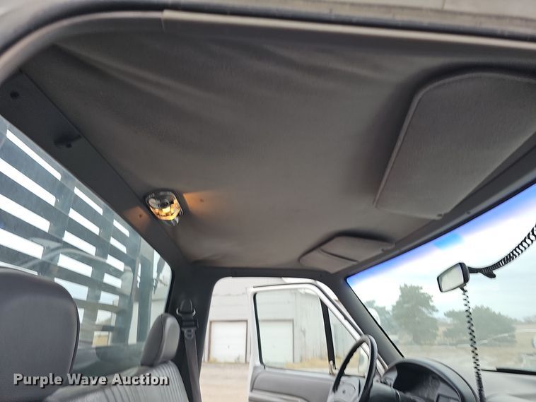 image for item IO9760 1995 Ford F350 XL flatbed pickup truck